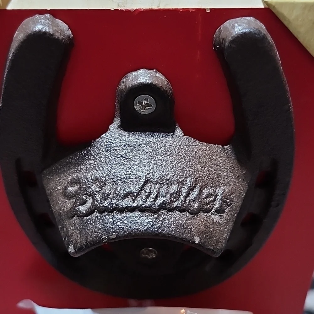 BUDWEISER WALL-MOUNTED METAL HORSESHOE BOTTLE OPENER & CLYDESDALE PINT GLASS